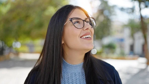 Jonge Latino Vrouw Glimlachend Zelfverzekerd Omhoog Kijkend Park — Stockfoto