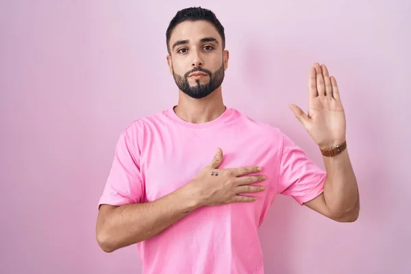 Hispanic Young Man Standing Pink Background Swearing Hand Chest Open — Stock Photo, Image
