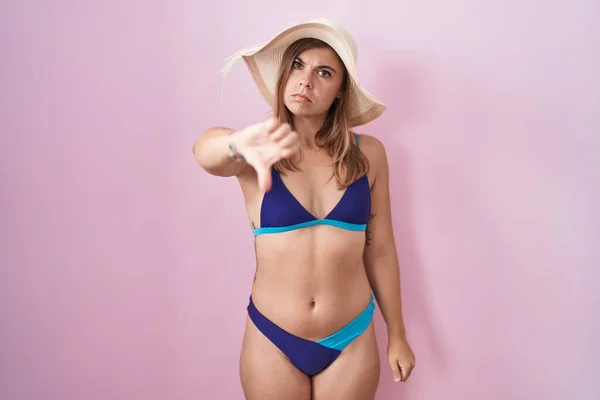 Young Hispanic Woman Wearing Bikini Pink Background Looking Unhappy Angry — Zdjęcie stockowe