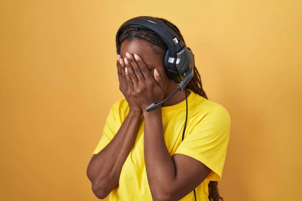 Африканская Американка Слушает Музыку Используя Наушники Грустным Выражением Лица Прикрывающим — стоковое фото