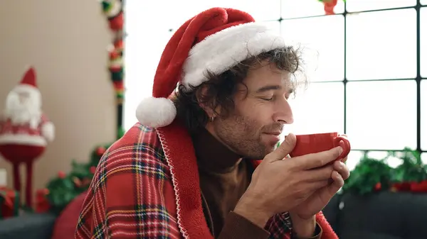 Νεαρός Ισπανός Πίνει Καφέ Καθισμένος Στον Καναπέ Χριστουγεννιάτικη Διακόσμηση Στο — Φωτογραφία Αρχείου