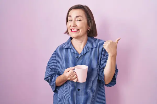 Středního Věku Hispánská Žena Pije Šálek Kávy Ukazuje Záda Rukou — Stock fotografie