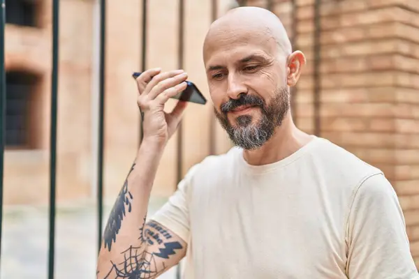 Young Bald Man Smiling Confident Listening Audio Message Smartphone Street — Foto de Stock