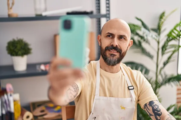 Young Bald Man Artist Smiling Confident Make Selfie Smartphone Art — Stock Photo, Image