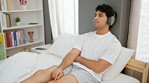 Genç Latin Adam Yatak Odasında Müzik Dinlerken Dinleniyor — Stok fotoğraf