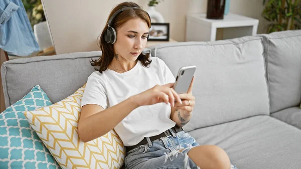 Young Woman Listening Music Sitting Sofa Home — Stockfoto