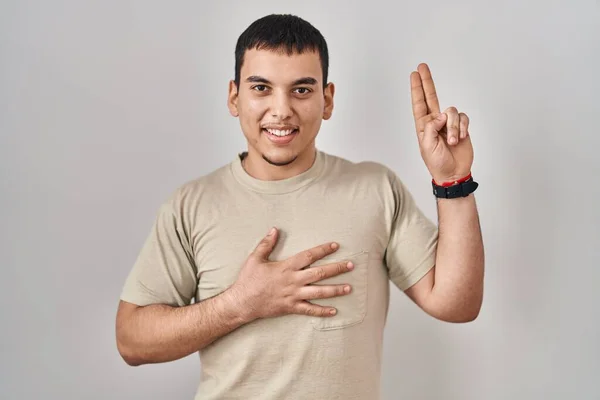 Ung Araber Mand Iført Afslappet Shirt Smilende Sværger Med Hånd - Stock-foto