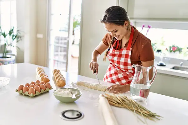 年轻美丽的惊慌失措的女人笑着自信地在厨房里做面包 — 图库照片