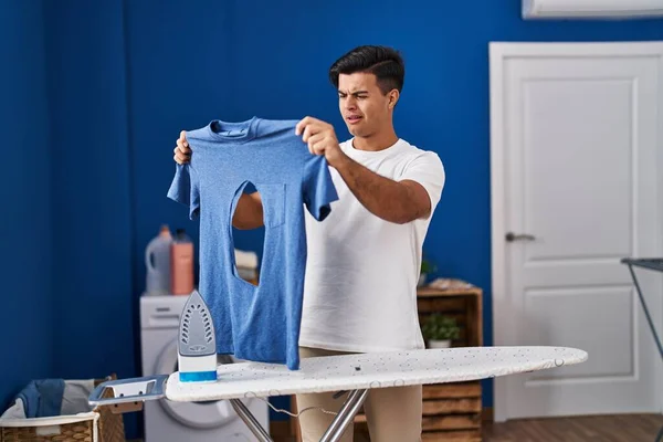 Hombre Hispano Planchando Sosteniendo Camisa Hierro Quemada Lavandería Expresión Despistada — Foto de Stock