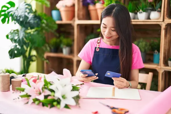 Jovem Florista Mulher Chinesa Usando Smartphone Segurando Cartão Crédito Loja — Fotografia de Stock