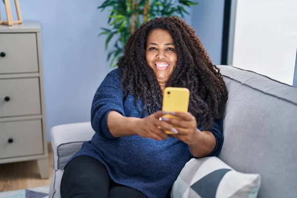 Afrikaans Amerikaanse Vrouw Maken Selfie Door Smartphone Zitten Bank Thuis — Stockfoto