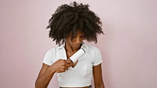 Afrikansk Amerikansk Kvinna Med Hjälp Stick Rulle För Att Rengöra — Stockfoto