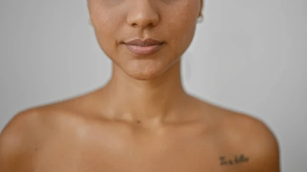 Junge Lateinische Frau Mit Ernstem Gesicht Und Geschlossenen Augen Vor — Stockfoto