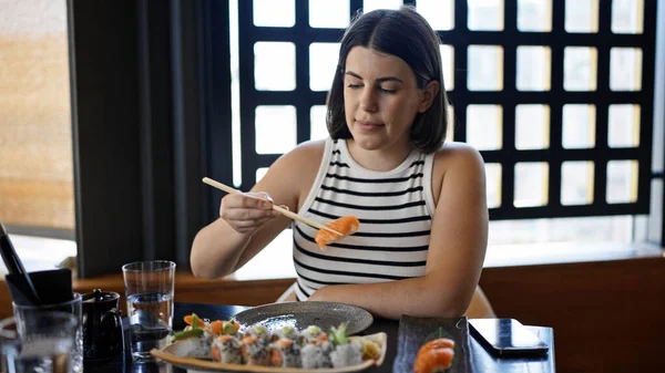 Giovane Bella Donna Ispanica Mangiare Sushi Ristorante — Foto Stock