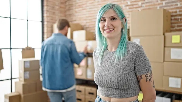 Mannen Vrouwen Commerce Werknemers Glimlachen Vol Vertrouwen Werken Kantoor — Stockfoto