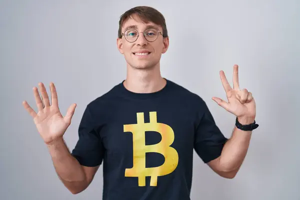 Homem Loiro Caucasiano Vestindo Camiseta Bitcoin Mostrando Apontando Para Cima — Fotografia de Stock