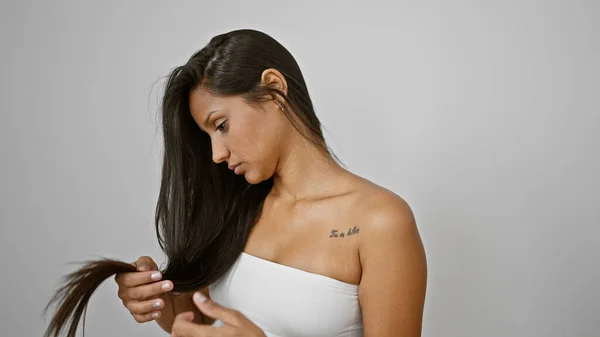 Junge Lateinische Frau Untersucht Haare Die Sich Über Isolierten Weißen — Stockfoto