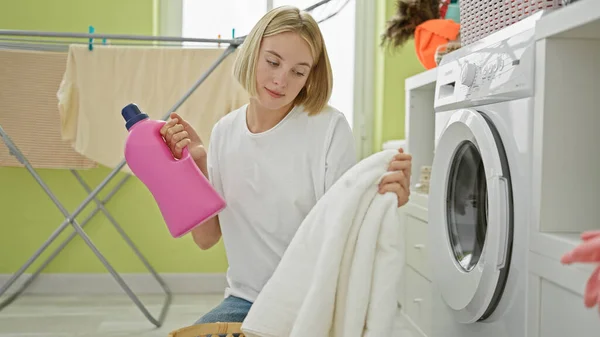 Joven Mujer Rubia Sosteniendo Una Toalla Limpia Una Botella Detergente — Foto de Stock