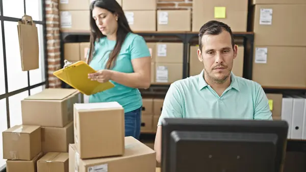 Dos Compañeros Trabajo Que Trabajan Con Ordenador Oficina Comercio Electrónico — Foto de Stock
