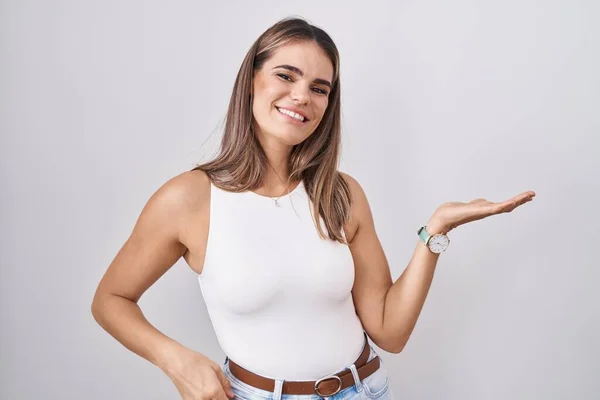 Mujer Joven Hispana Pie Sobre Fondo Blanco Sonriendo Alegre Presentando —  Fotos de Stock
