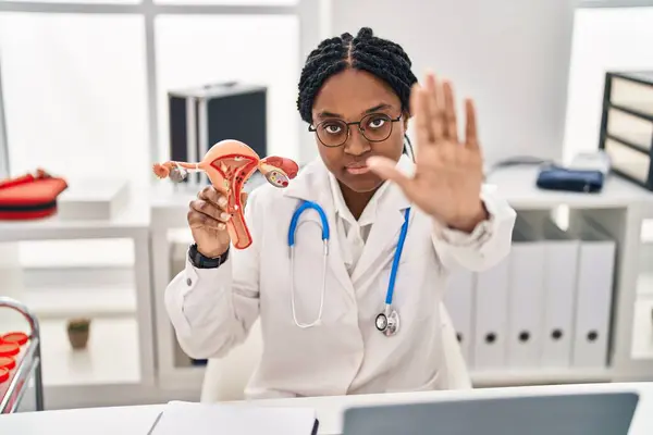 African American Doctor Woman Holding Anatomical Model Female Genital Organ — Stock Photo, Image