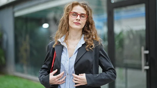 Ung Kvinna Företagare Med Allvarligt Ansikte Gatan — Stockfoto