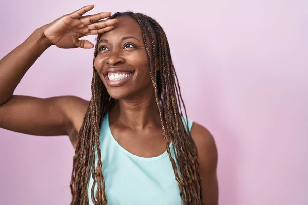 Afroameričanka Stojící Nad Růžovým Pozadím Velmi Šťastná Usmívající Dívajíc Daleko — Stock fotografie