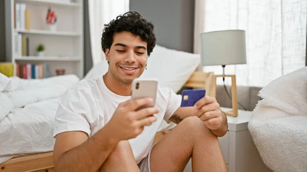 Junger Mann Kauft Mit Smartphone Und Kreditkarte Schlafzimmer Ein — Stockfoto
