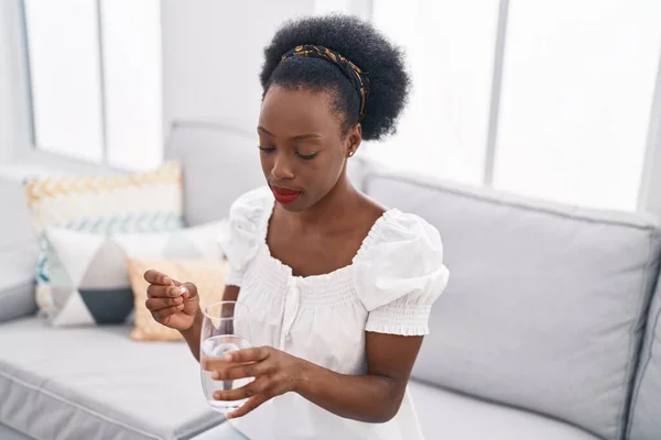 Afroamerikanerin Nimmt Pille Hause Auf Sofa — Stockfoto
