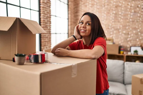 Young Beautiful Hispanic Woman Smiling Confident Leaning Package New Home — Stock Photo, Image