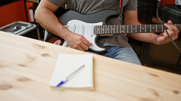 Genç Latin Müzisyen Müzik Stüdyosunda Elektro Gitar Çalıyor — Stok fotoğraf