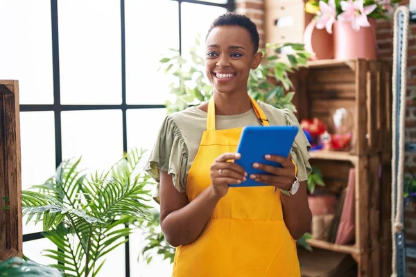 African American Woman Florist Smiling Confident Using Touchpad Florist — Stock Photo, Image
