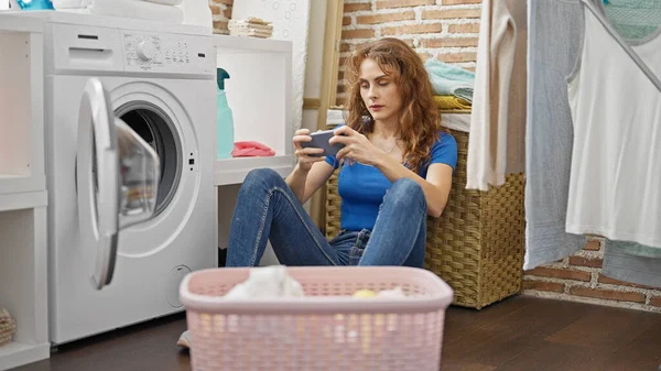 Ung Kvinna Tvätta Kläder Spela Spel Tvättstuga — Stockfoto