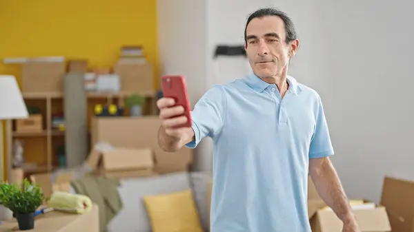 Hombre Mediana Edad Que Tiene Videollamada Sonriendo Casa Nueva — Foto de Stock