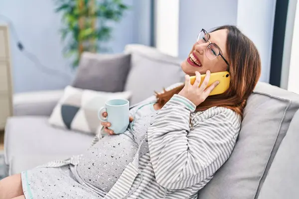 Mladá Těhotná Žena Mluví Smartphone Pití Kávy Doma — Stock fotografie