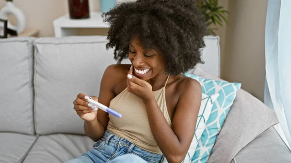 Afroamerykanka Uśmiecha Się Pewnie Trzymając Test Ciążowy Zaskoczony Domu — Zdjęcie stockowe