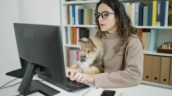 Köpek Öğrencisi Olan Spanyol Bir Kadın Kütüphanede Bilgisayar Kullanıyor — Stok fotoğraf