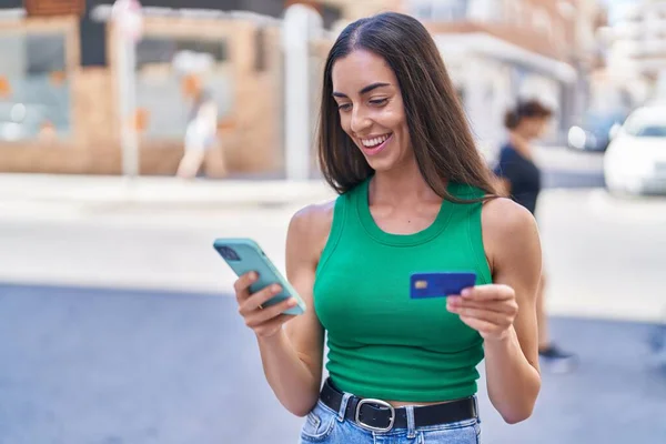 Young Beautiful Hispanic Woman Using Smartphone Credit Card Street — Stock Photo, Image