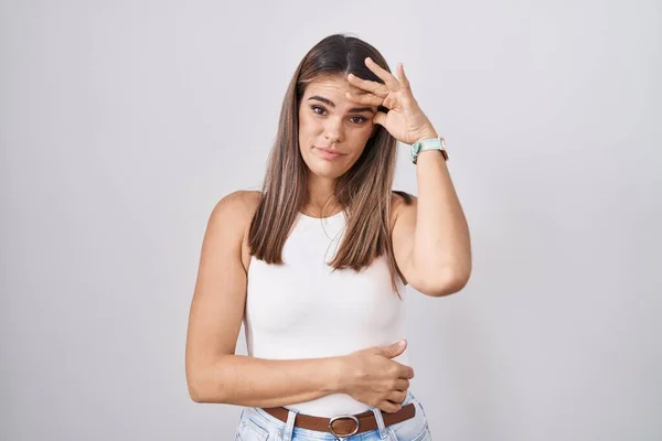 Mulher Jovem Hispânica Sobre Fundo Branco Preocupado Estressado Sobre Problema — Fotografia de Stock