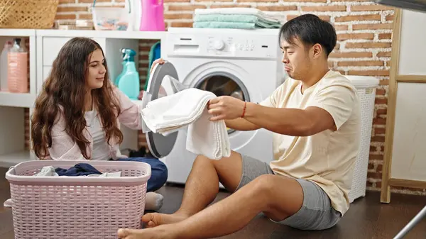 Man Och Kvinna Tvättar Kläder Tvättstugan — Stockfoto