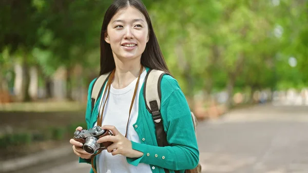Młoda Chinka Turystka Plecaku Uśmiechnięta Parku — Zdjęcie stockowe