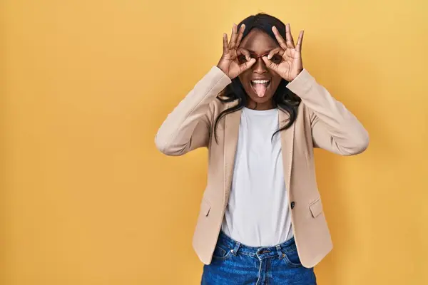 Mujer Joven Africana Con Gafas Haciendo Buen Gesto Como Prismáticos — Foto de Stock