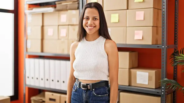 Joven Mujer Hispana Hermosa Comercio Electrónico Trabajador Negocios Sonriendo Oficina —  Fotos de Stock