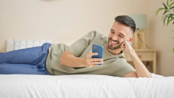 Hombre Hispano Joven Usando Teléfono Inteligente Acostado Cama Dormitorio — Foto de Stock