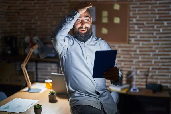 Unge Hispaniske Mann Med Skjegg Tatoveringer Som Jobber Kontoret Natten – stockfoto