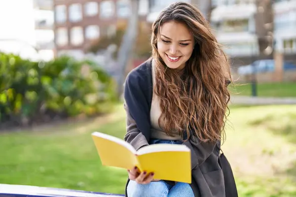 Joven Mujer Hispana Hermosa Leyendo Libro Sentado Banco Parque — Foto de Stock