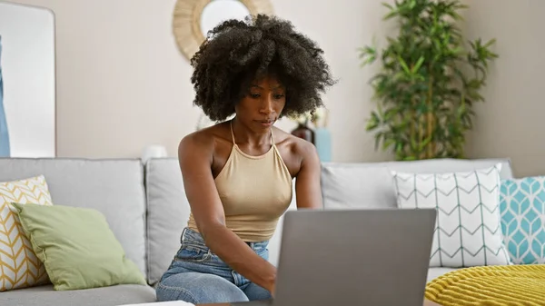 African American Woman Using Laptop Sitting Sofa Home — Stock Photo, Image