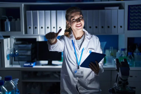 Krásná Blondýnka Pracující Laboratoři Vědců Pozdě Noci Schvalující Pozitivní Gesto — Stock fotografie