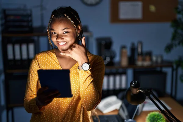 African American Woman Braids Working Office Night Tablet Smiling Doing — Stock Photo, Image