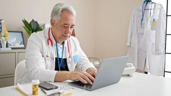 Μεσήλικας Γκρίζα Μαλλιά Γιατρός Που Χρησιμοποιεί Φορητό Υπολογιστή Που Εργάζεται — Φωτογραφία Αρχείου